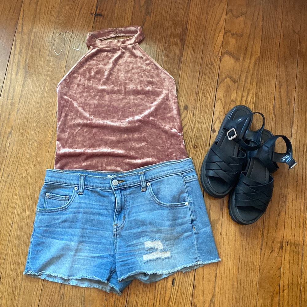 Cutoff jean shorts 🌻